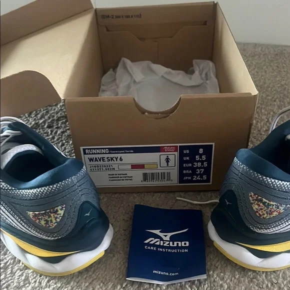 Woman”s Mizuno Wave Sky 6 Size 8  Running Shoes - Picture 5 of 6